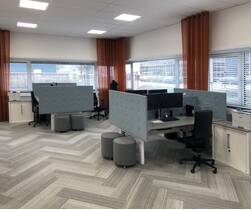 Akoestisch paneel met bladklem