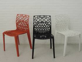 Coral design stoelen in de showroom van LKV