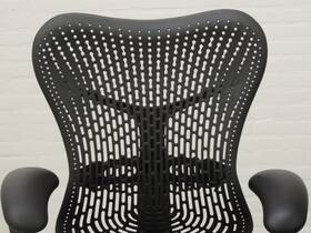 Herman Miller Bureaustoel Mirra, kleur grijs, detail rug
