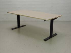 Zit-sta bureau GT-VO met zwart frame en ahorn blad