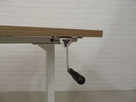 Bureau r.m. 160x80 hoogte verstelbaar d.m.v. slinger