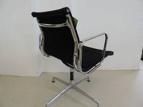 Vitra EA 108 Hopsak stoel zwart