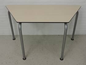 Trapezium tafel ahorn