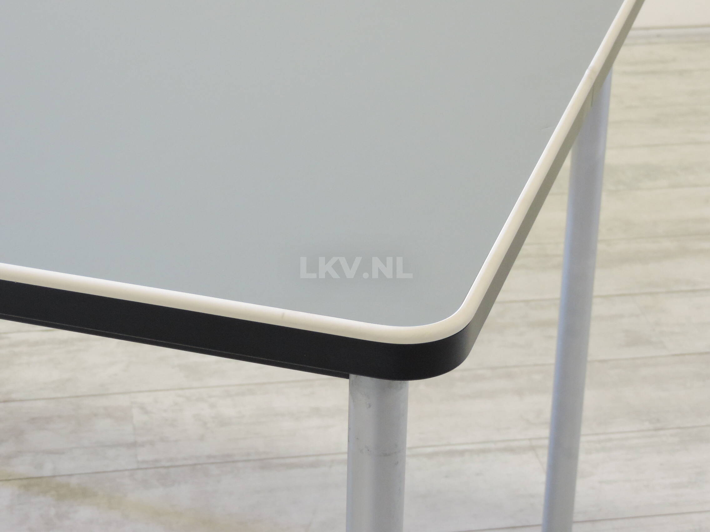 Eetkamertafel Gispen 515 90x90 grijs