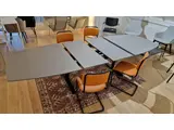 Vergadertafel zit/sta  T-frame, blad Fenix Tonvormig