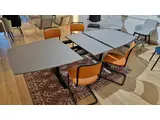 Vergadertafel zit/sta  T-frame, blad Fenix Tonvormig