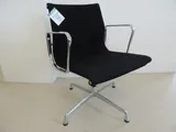 Vitra EA 108 Hopsak stoel zwart