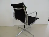 Vitra EA 108 Hopsak stoel zwart