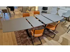 Vergadertafel zit/sta  T-frame, blad Fenix Tonvormig