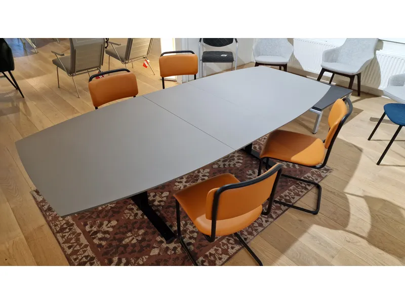 Vergadertafel zit/sta  T-frame, blad Fenix Tonvormig