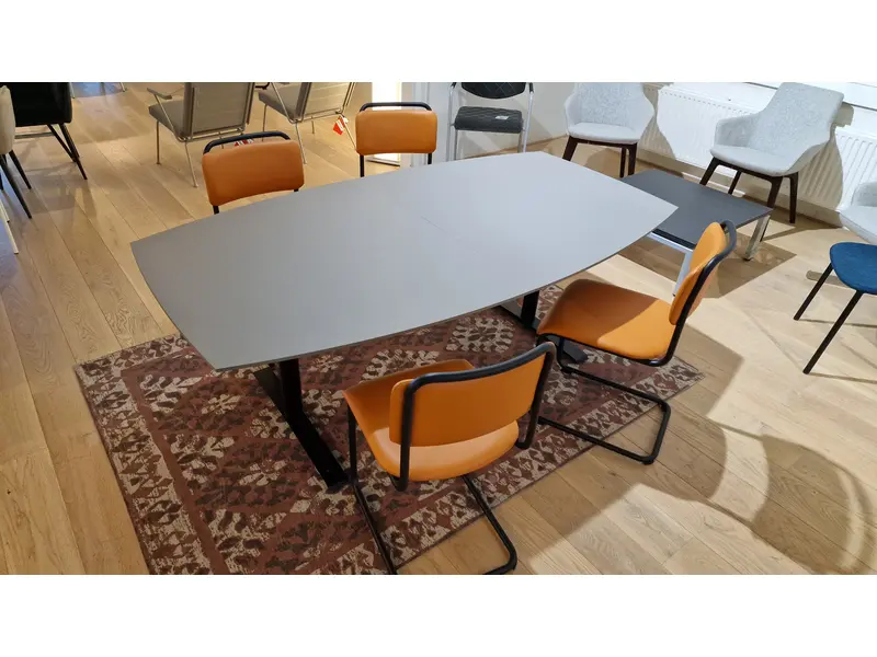 Vergadertafel zit/sta  T-frame, blad Fenix Tonvormig