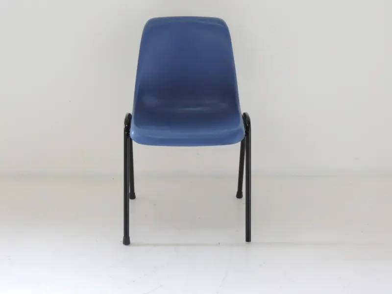 Kantinestoel Arena kuipstoel 3360 blauwe kuip met zwart frame