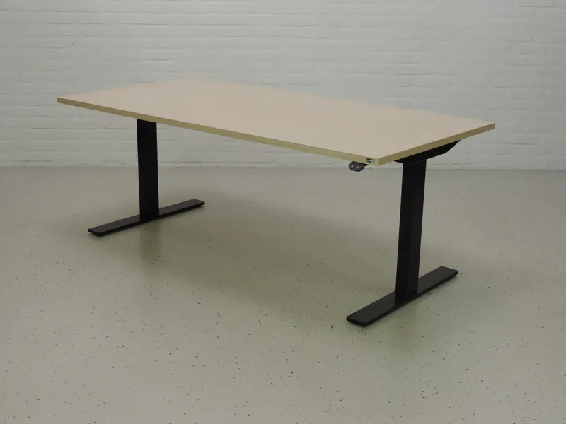 Zit-sta bureau GT-VO met zwart frame en ahorn blad