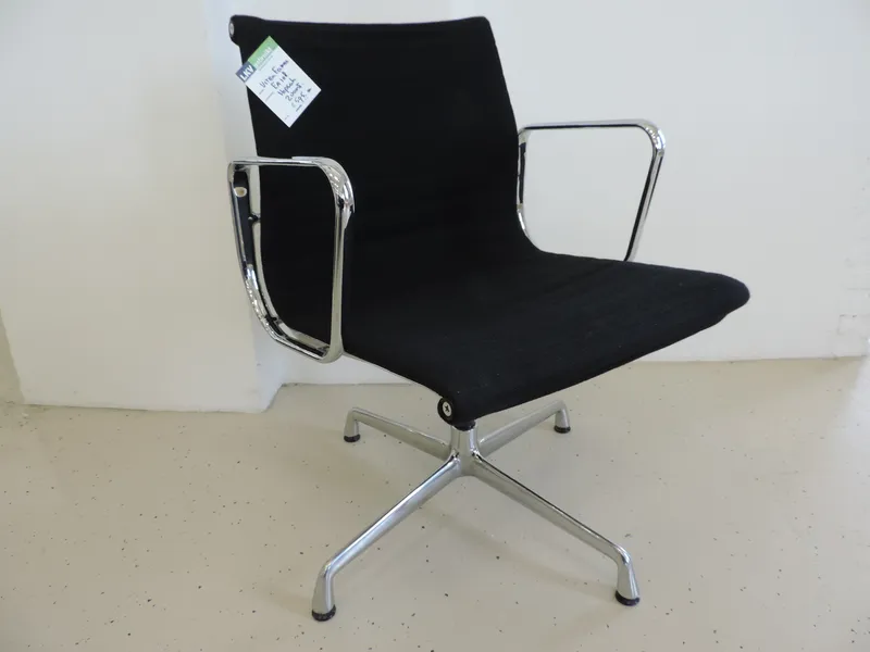 Vitra EA 108 Hopsak stoel zwart