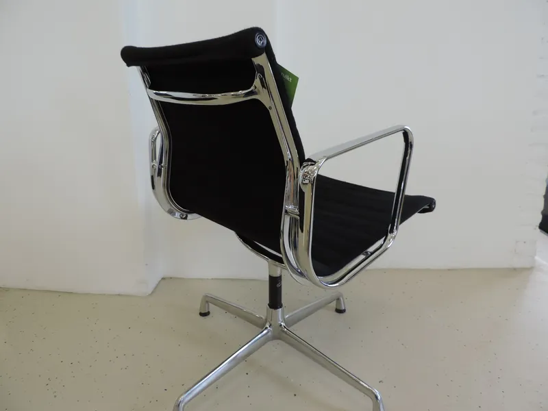 Vitra EA 108 Hopsak stoel zwart